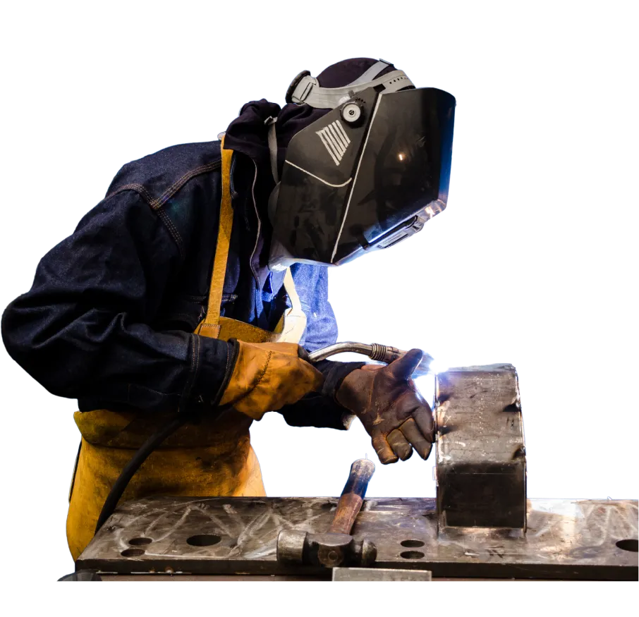 Trabajador soldando y construyendo estructuras metalicas