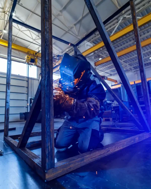 Persona construyendo una estructura metalica